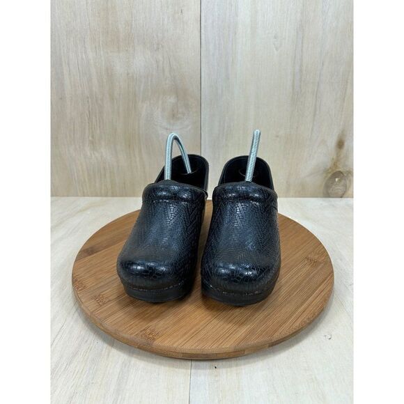 Dansko Black Embossed Black Tooled Leather Clogs Womens Size 38 US 7.5/8 - Picture 2 of 7